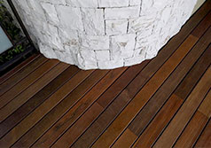 Fornitura pavimento in legno per ambientazione esterna